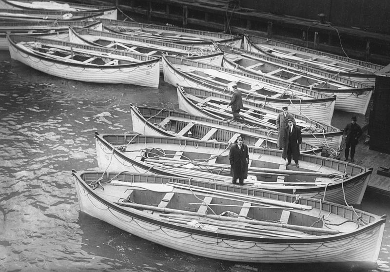 Source: https://en.wikipedia.org/wiki/File:Titanic%27s_lifeboats_in_New_York.jpg